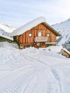 a snow covered cabin with a pile of snow at Otto&#039s Skihütte in Sölden