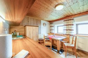 a kitchen and dining room with a table and chairs at Otto&#039s Skihütte in Sölden