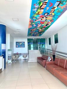 una hall con un grande dipinto sul soffitto di Flat JP Beira mar a João Pessoa