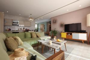 TV a/nebo společenská místnost v ubytování YMY Beach House