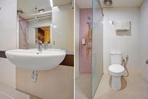 2 fotos de un baño con lavabo y aseo en Townhouse Oak Malang near ITN Malang formerly Fariz Hotel Singosari, en Malang 36 fotos más