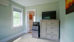 a room with a tv and a dresser with a tvictericterictericter at The Still Pond Inn in Still Pond