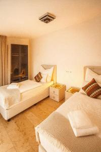 a hotel room with two beds and a window at Deluxe Appartement-Frankfurt Airport in Rüsselsheim