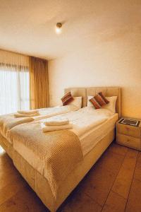 a bedroom with a large bed and a window at Deluxe Appartement-Frankfurt Airport in Rüsselsheim +2 photos