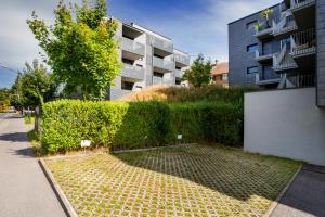 a garden in front of a building with a hedge at homy City Lodge in Feldkirch, Grenznähe und doch Zentral in Feldkirch +2 photos