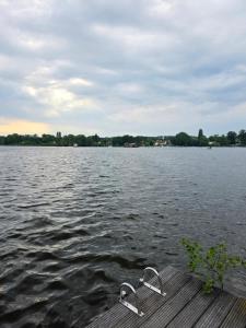 ケーニヒス・ヴスターハウゼンにあるSeeblickの水の上の桟橋