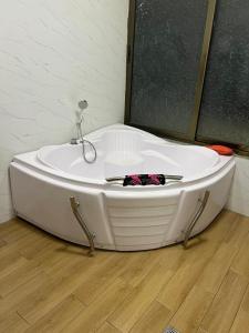 una vasca da bagno bianca seduta in una stanza di Your Palace ad Addis Abeba