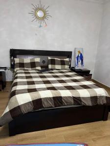 una camera con un letto a scacchi bianco e nero di Your Palace ad Addis Abeba
