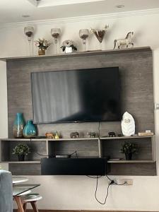 - soggiorno con TV a schermo piatto a parete di Your Palace ad Addis Abeba