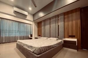 a bedroom with a bed and a window at Family 3 BHK Residency Top Spots, Falnir Mangalore in Mangalore