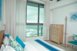 une chambre avec un lit et une fenêtre dans l'établissement Ocean View Condos, à Galle 45 autres photos