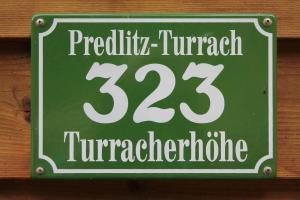 ein grünes Schild an einer Wand, das vorhersagend sqor sagt in der Unterkunft Turracher Berghütte in Turracher Hohe