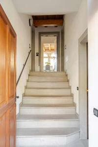 クルゾーネにあるCasa Celesteの白階段の家の階段 +60枚の写真