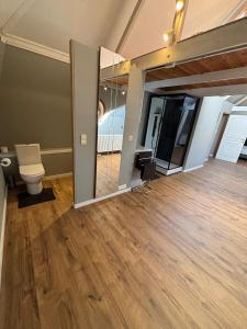 an empty room with a toilet and a mirror at Maison du Rempart in Bruges