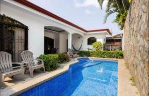 une piscine dans l'arrière-cour d'une maison dans l'établissement Casa La Perla del Océano, à Herradura