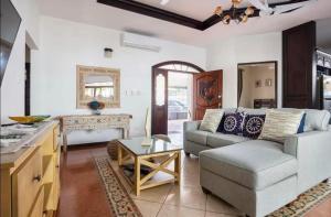 un salon avec un canapé et une table dans l'établissement Casa La Perla del Océano, à Herradura