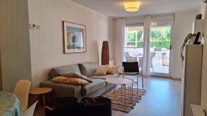 een woonkamer met een bank en een tafel bij Cambrils Puerto in Cambrils +67 foto's