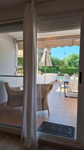 een open deur naar een terras met een tafel en stoelen bij Cambrils Puerto in Cambrils