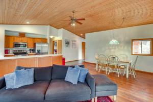 Kuchyň nebo kuchyňský kout v ubytování Next to 600 Acres of Public Land! Bend Ranch Home