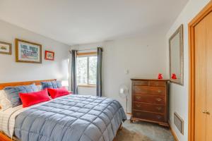 Ένα ή περισσότερα κρεβάτια σε δωμάτιο στο Next to 600 Acres of Public Land! Bend Ranch Home