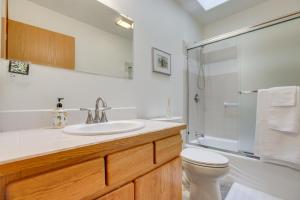 Ένα μπάνιο στο Next to 600 Acres of Public Land! Bend Ranch Home +27 φωτογραφίες