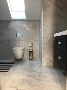 ein Badezimmer mit Badewanne und Waschbecken in der Unterkunft Apartment Bushmills Hideaway Parking Pets Allowed in Bushmills + 8 Fotos