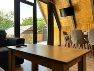 TV a/nebo společenská místnost v ubytování Forest Triangle Cabin