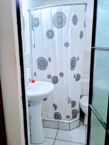 Ένα μπάνιο στο Miraflores Private Rooms