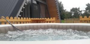 Bazén v ubytování Forest Triangle Cabin nebo v jeho okolí