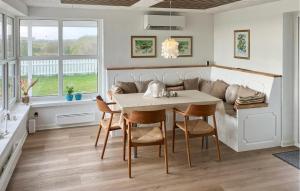 Oddesund SydにあるCozy Home In Struer With Saunaのテーブルと椅子とソファのあるダイニングルーム