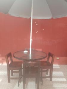 einen Tisch mit 2 Stühlen und einem Sonnenschirm in der Unterkunft Hotel Posada Real in Chiapa de Corzo