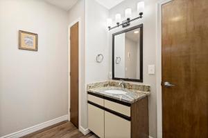 NutriaにあるPS- 1288 Cloud Capの洗面台と鏡のあるバスルーム +27枚の写真