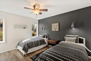 NutriaにあるPS- 1288 Cloud Capのベッド2台と天井ファン付きの寝室