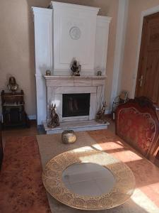 a living room with a fireplace and a table at Comic Fantasy & Cosplay - Leipzig-Halle - Messe, 4 Betten, Parkplätze, echte Kamine in Delitzsch