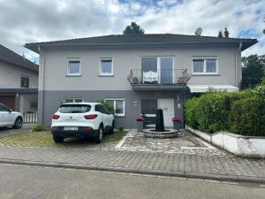 a white car parked in front of a house at geschmackvoll eingerichtete Wohnung in mediterranem Flair in Sponheim