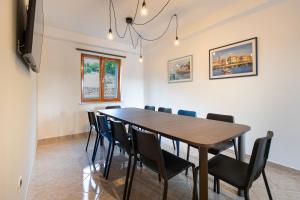 TV a/nebo společenská místnost v ubytování Seaview Pool House Mytilus - Happy Rentals