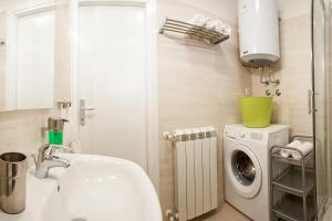 Koupelna v ubytování Seaview Pool House Mytilus - Happy Rentals + 33 fotografií