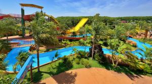 an overhead view of the water park at a resort at Hotel Dolce Dulce in Olímpia