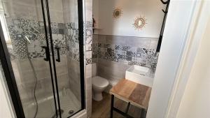 une salle de bain avec une douche, des toilettes et un lavabo dans l'établissement Le Petit Cocon, à Gien