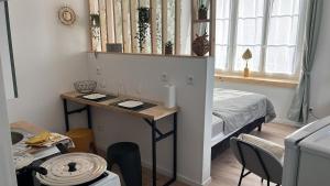 Cette chambre comprend un bureau et un lit. dans l'établissement Le Petit Cocon, à Gien
