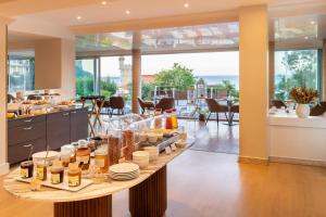 Makanan di atau berdekatan hotel
