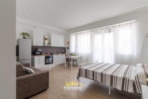 ein Wohnzimmer mit einem Bett und einer Küche in der Unterkunft Borgo Panigale - near the Airport - Polleggio Home in Bologna