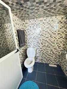 baño con aseo y suelo de baldosa. en "Seaside Studio with Stunning Views in Belyounech, en Belyounech 