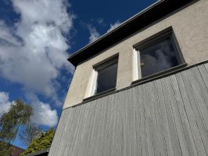 two windows on the side of a building at Gemütliches Ferienhaus im Herzen von Cuxhaven in Cuxhaven