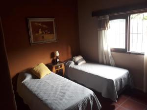 Un dormitorio con dos camas y una ventana en House in Yala - close to La Quebrada, en Yala