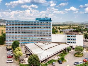 un edificio con un cartello sopra di The Gate Hotel - Firenze Nord a Sesto Fiorentino