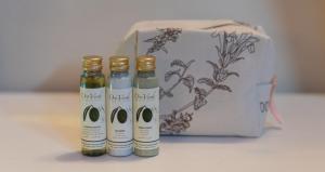 サン・カシャーノ・イン・ヴァル・ディ・ペーザにあるFirenze 15 Min Esclusiva Residenza Storicaの箱の横に置かれた3本のワイン