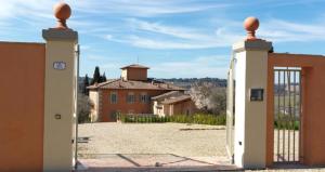 サン・カシャーノ・イン・ヴァル・ディ・ペーザにあるFirenze 15 Min Esclusiva Residenza Storicaの裏門