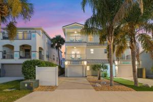 una casa con palmeras delante en Endless Summer Jax Beach, en Baptist Medical Center/Beaches Heliport