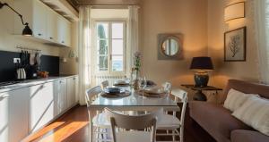 サン・カシャーノ・イン・ヴァル・ディ・ペーザにあるFirenze 15 Min Esclusiva Residenza Storicaのテーブルと椅子のあるキッチンとリビングルーム +42枚の写真